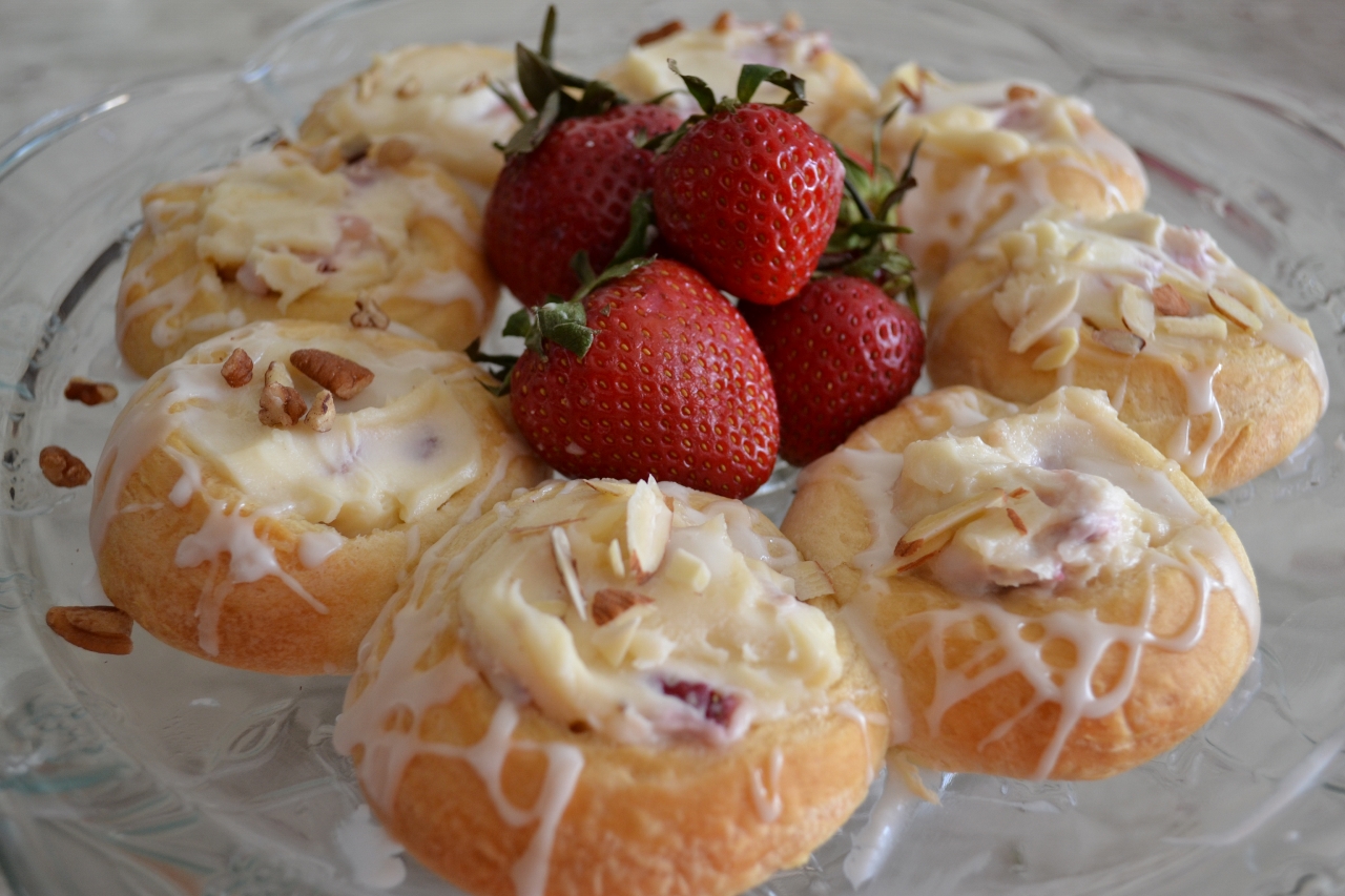 strawberry, mascarpone cheese, breakfast, crescent rolls