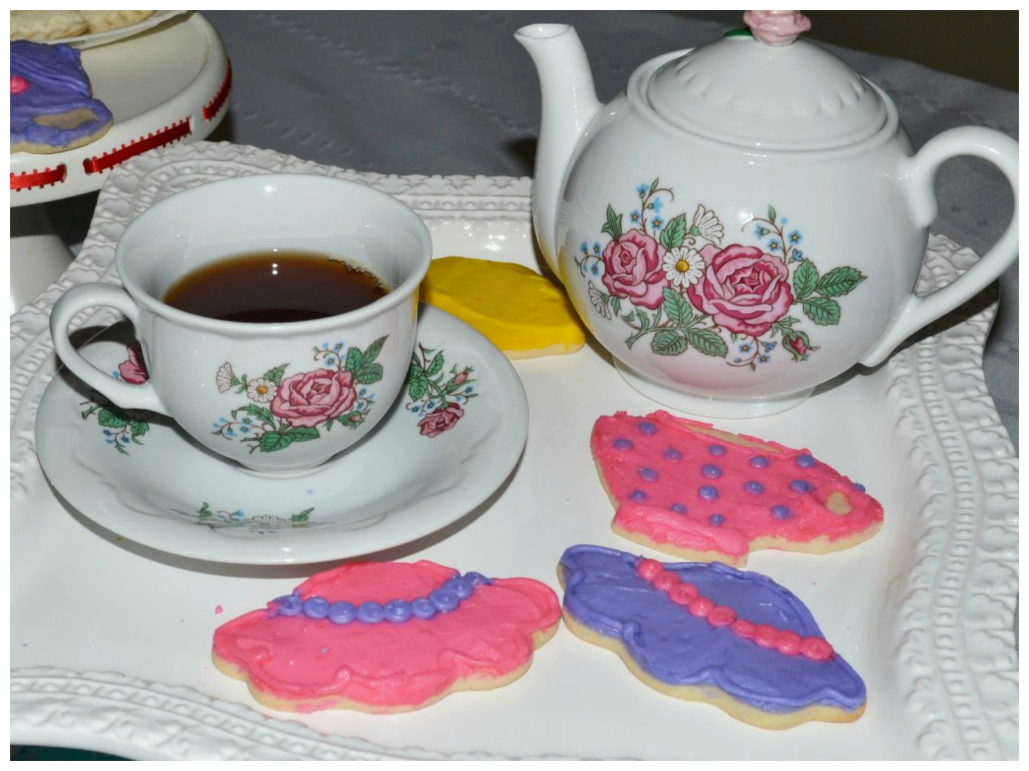 Ideas for an afternoon tea party for Mother's Day with tea and little snacks