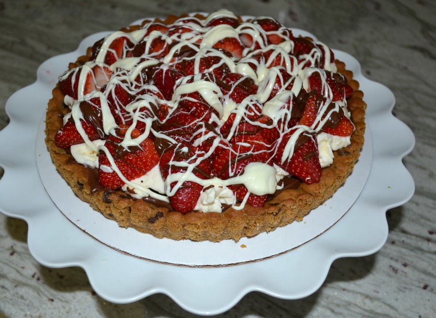 strawberr-mascarpone-hazelnut-choc-tart-drizzle-finished