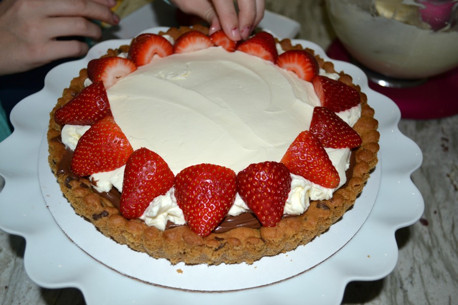 strawberr-mascarpone-hazelnut-choc-tart-strawberries