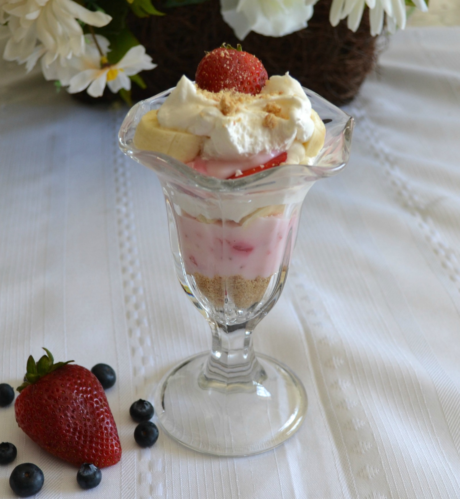 strawberry parfait, yogurt, strawberries