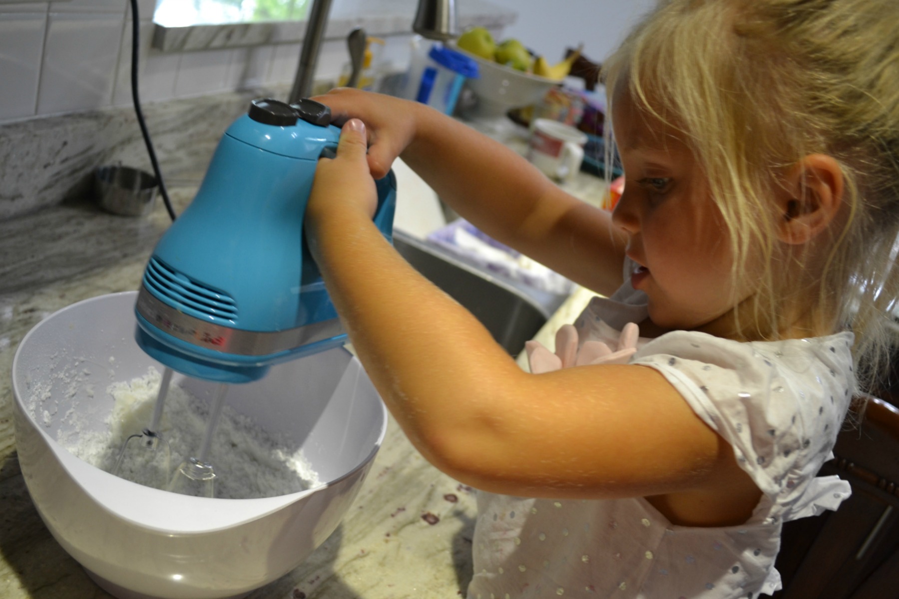 frosting and decorating cupcakes, kids cooking