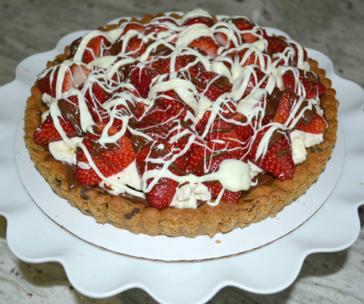 Strawberry Mascarpone Hazelnut Chocolate Tart is an easy yet elegant dessert made with a refrigerated chocolate chip cookie crust, creamy mascarpone filling, chocolate hazelnut spread, and fresh strawberries on top.