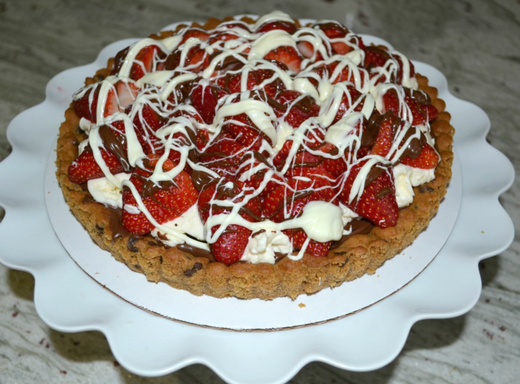 strawberr-mascarpone-hazelnut-choc-tart-drizzle-finished