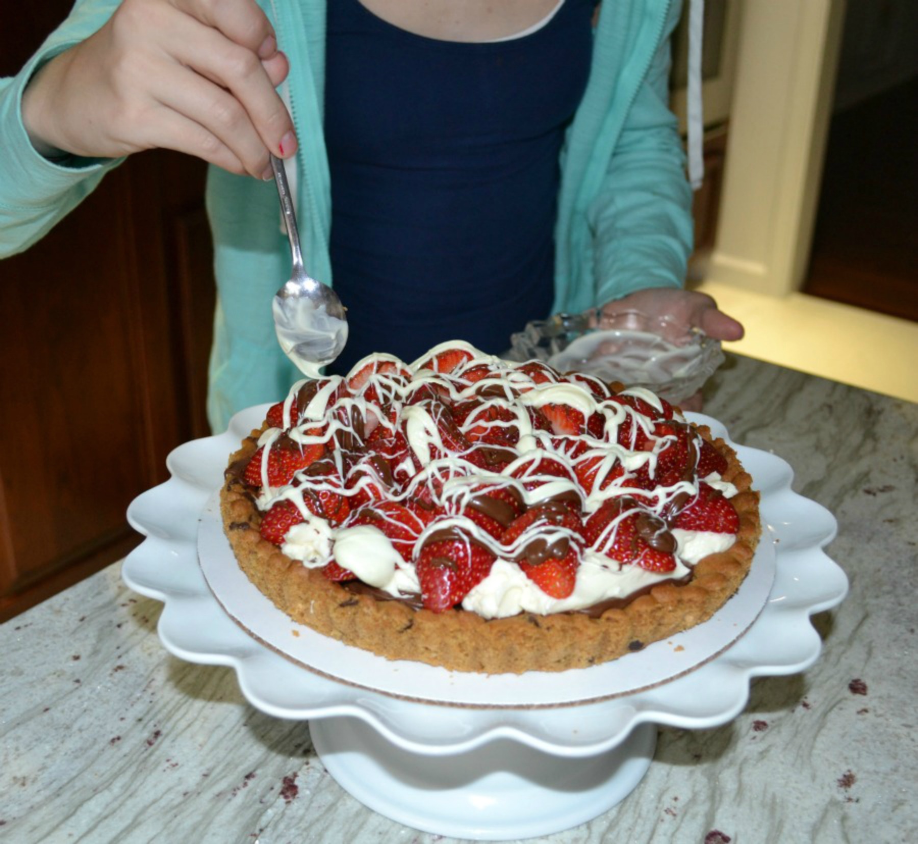 strawberr-mascarpone-hazelnut-choc-tart-drizzle-whitechoc