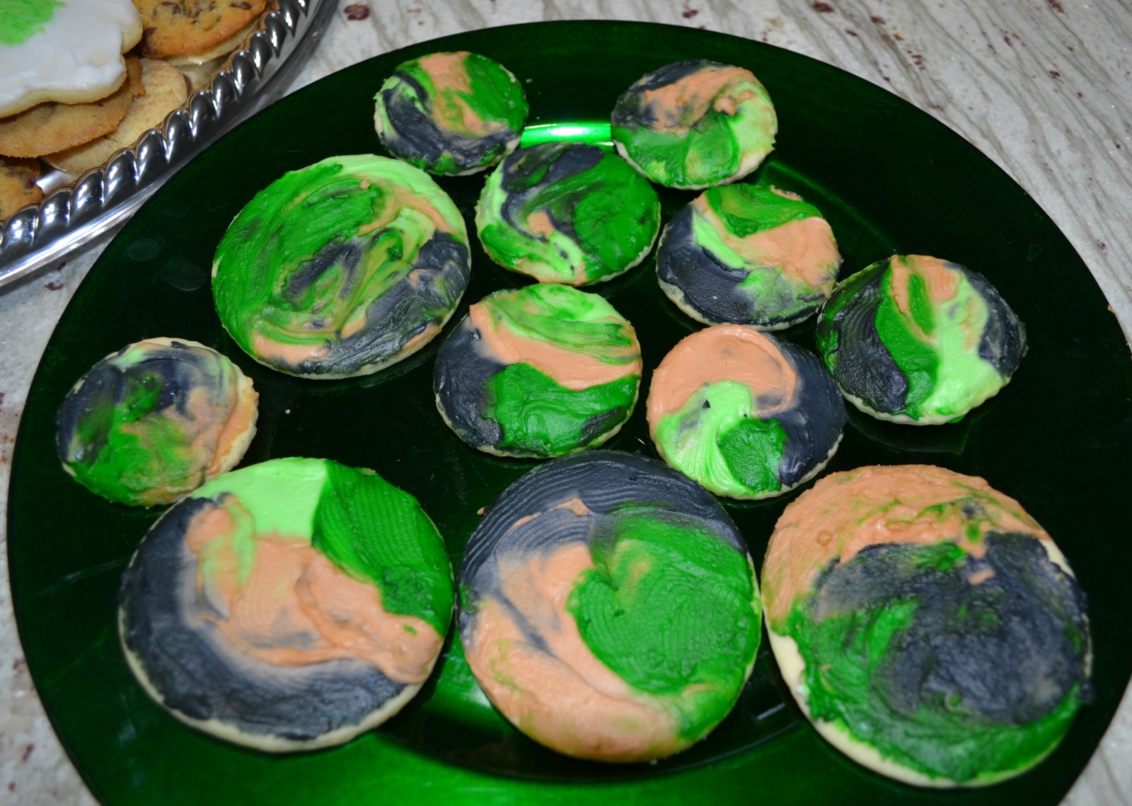 camo cookies, camo cupcakes