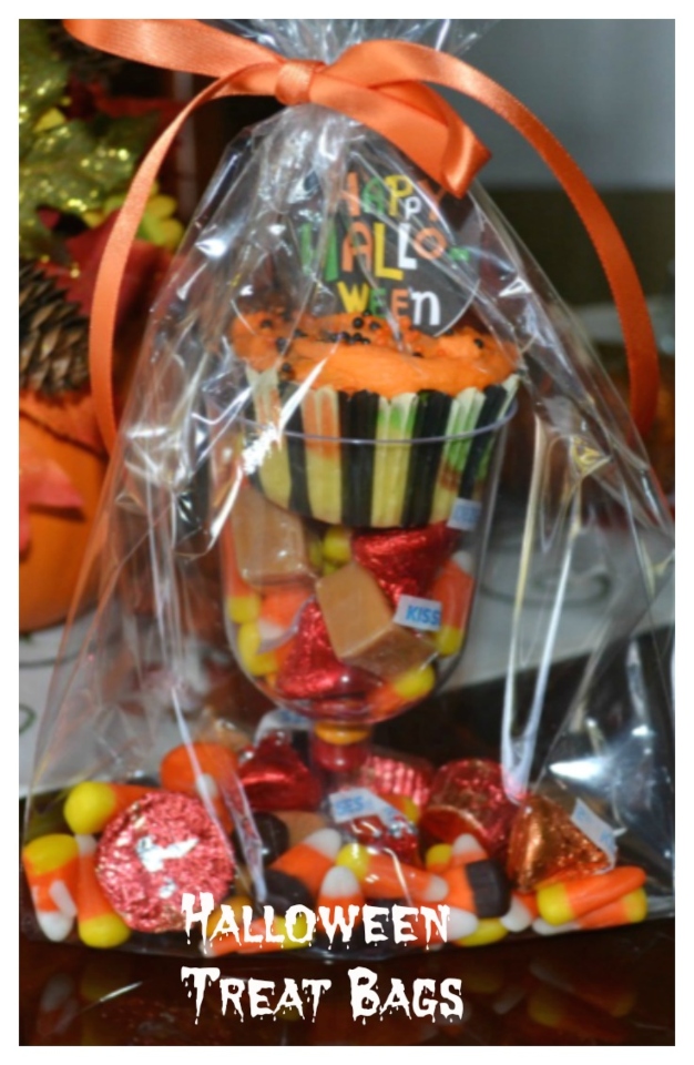 Cute easy treat bags perfect fpr tick-or-treat or any party favor.