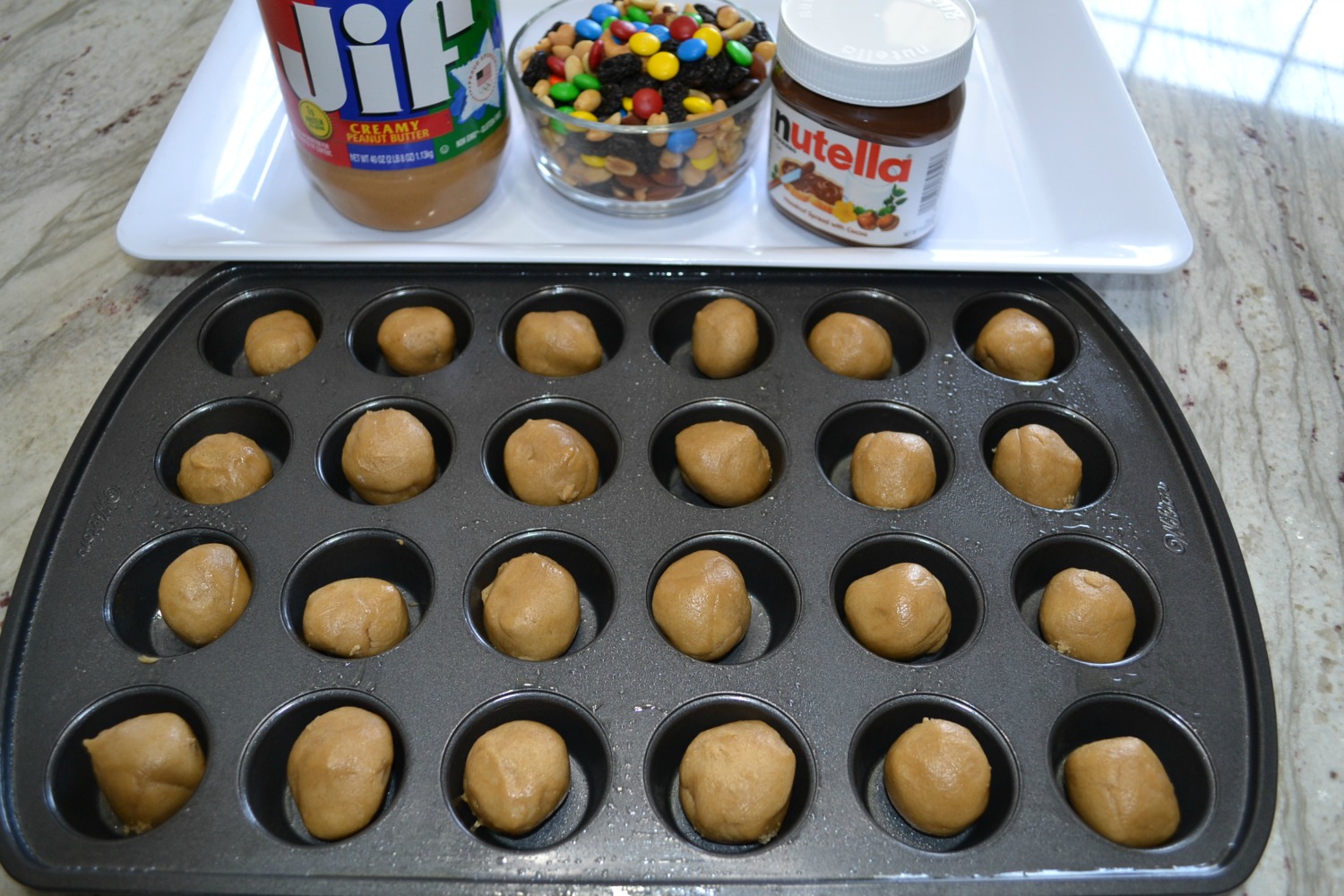 A quick and easy cookie cup with only 4 ingredients. Peanut butter and chocolate, yum!