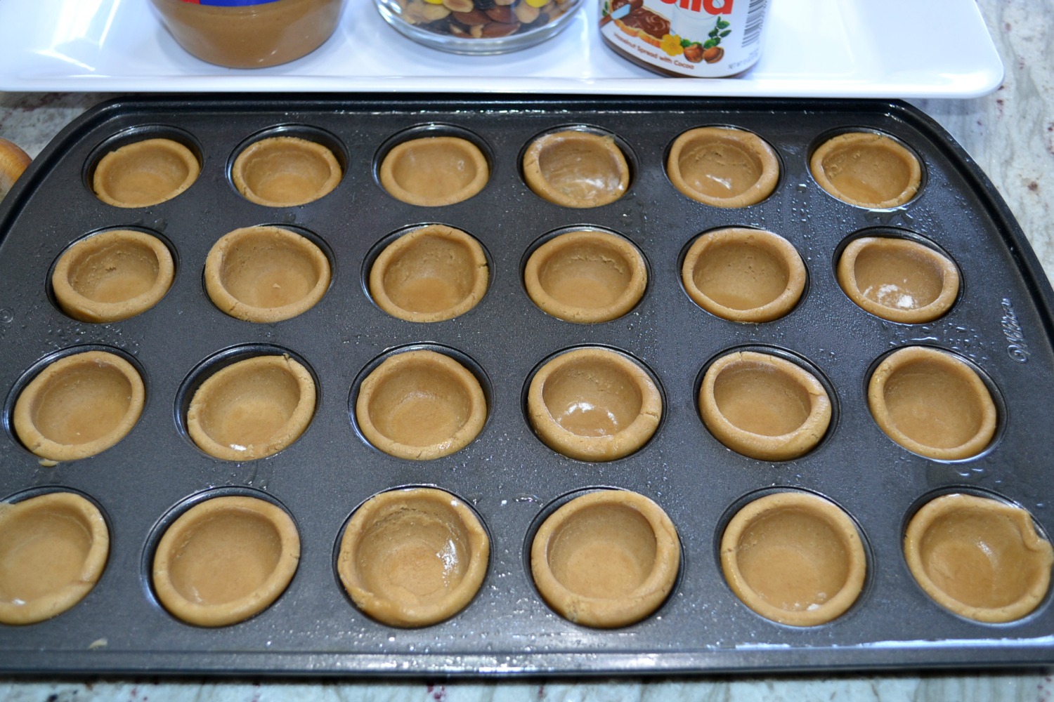 A quick and easy cookie cup with only 4 ingredients. Peanut butter and chocolate, yum!