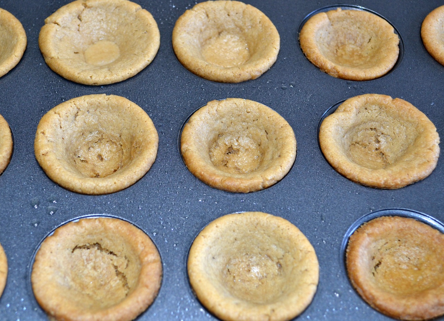 A quick and easy cookie cup with only 4 ingredients. Peanut butter and chocolate, yum!