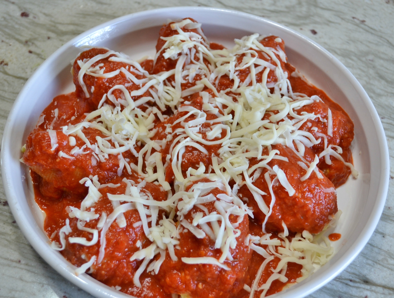 Pasta shells stuffed with a filling of spicy sausage, baby spinach, creamy ricotta and mozzarella cheese are topped with pasta sauce and more cheese. Baked to perfection and served with garlic bread for a quick dinner.