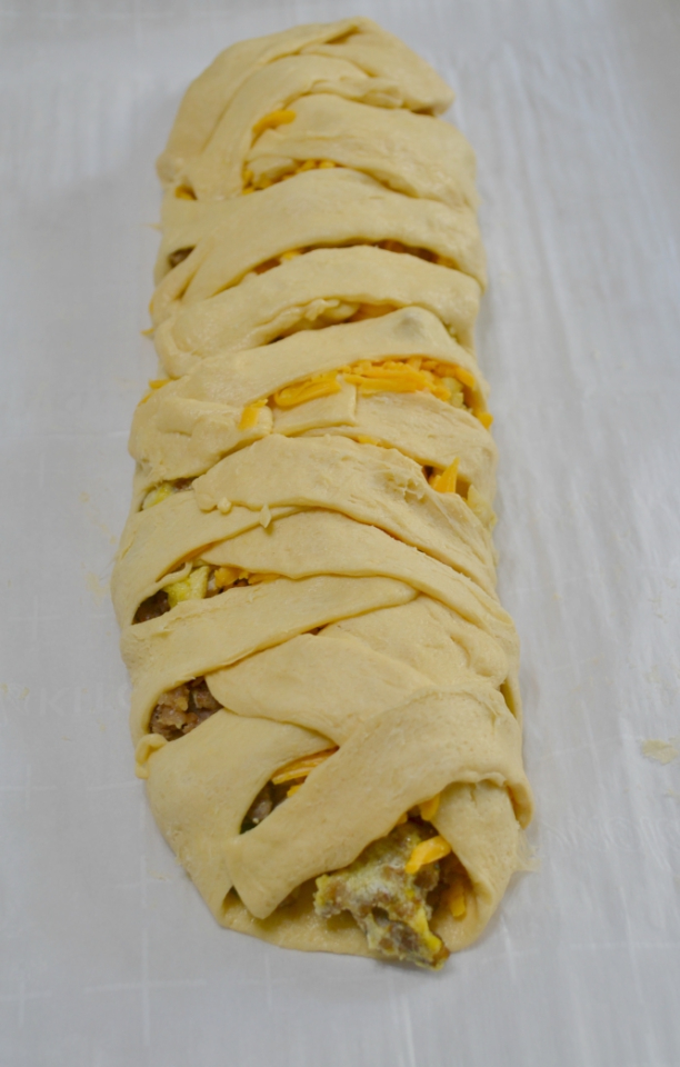 Sausage Apple Cheddar Brunch Braid is a breakfast filling wrapped up in a crescent dough and baked.