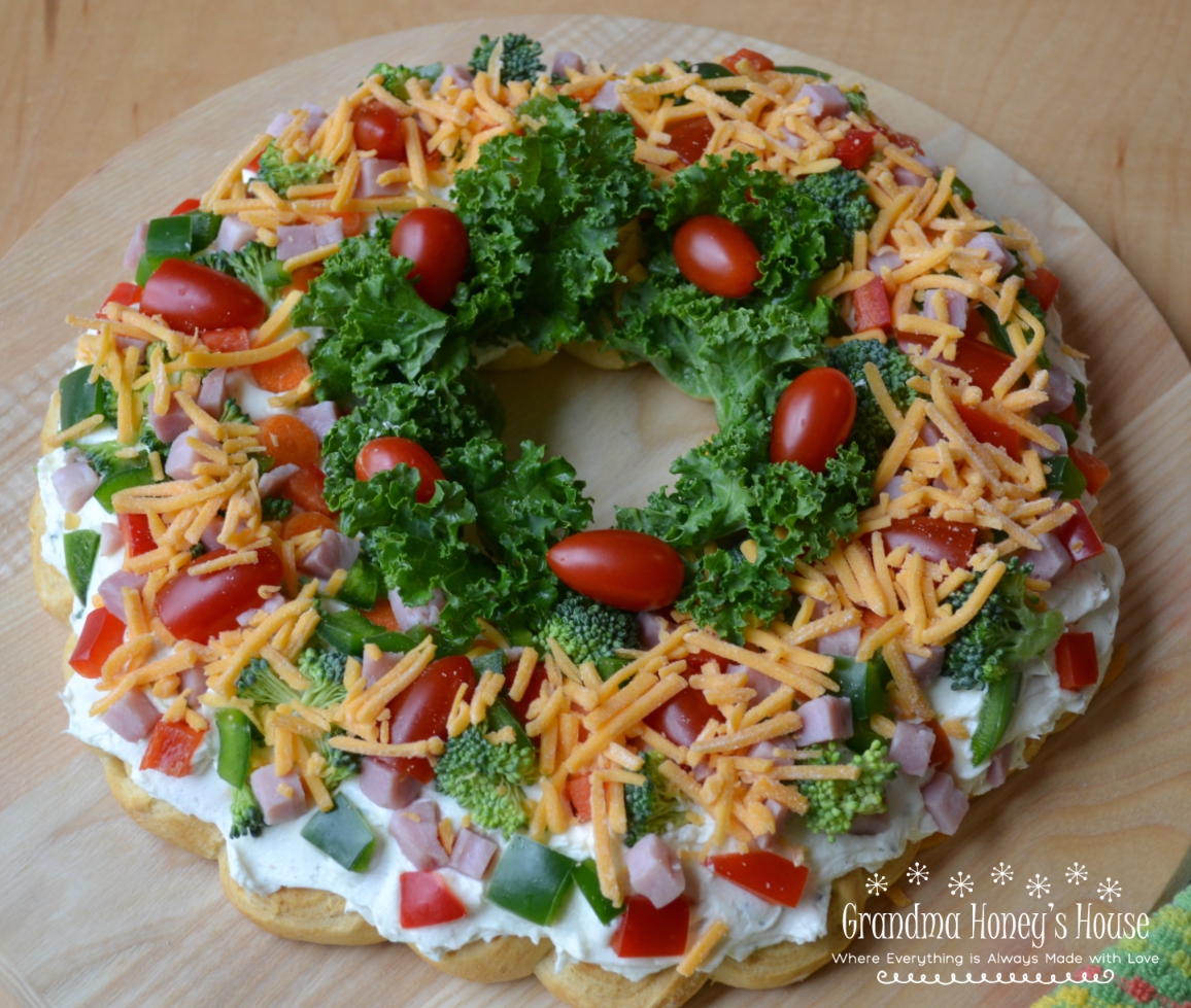 CHRISTMAS CRESCENT APPETIZER WREATH - GRANDMA HONEY'S HOUSE