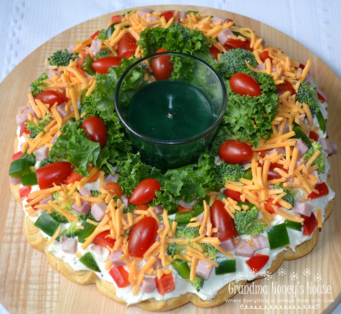 CHRISTMAS CRESCENT APPETIZER WREATH - GRANDMA HONEY'S HOUSE