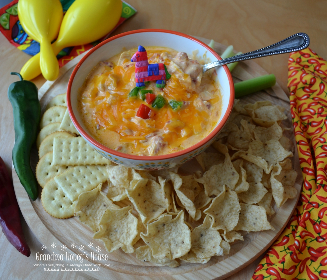 Cheesy Chicken Enchilada Dip is quick,creamy,hot dip loaded with cheeses,chicken,and a hit of heat.