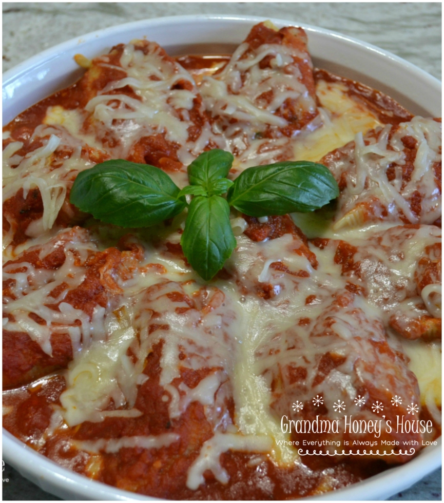 Pasta shells stuffed with a filling of spicy sausage, baby spinach, creamy ricotta and mozzarella cheese are topped with pasta sauce and more cheese. Baked to perfection and served with garlic bread for a quick dinner.