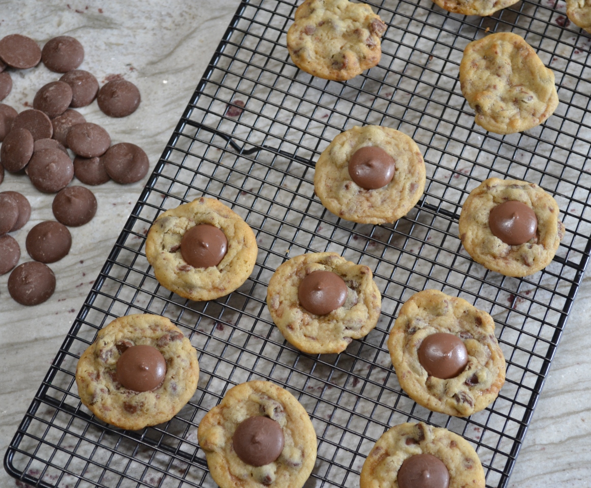 Chocolate Chip Toffee Thumbprint Cookies are a soft cookie loaded with chocolate chips,toffee bits and a Ghirardelli chocolate wafer added to center after baked.