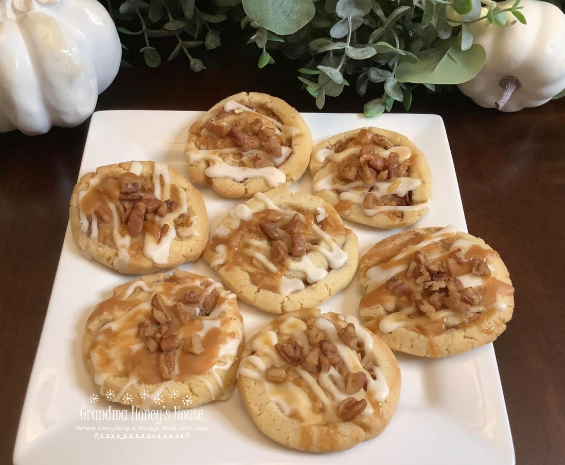 These Caramel Apple Cinnamon Roll Cookies with Mascarpone Glaze are perfect for your holiday cookie trays.