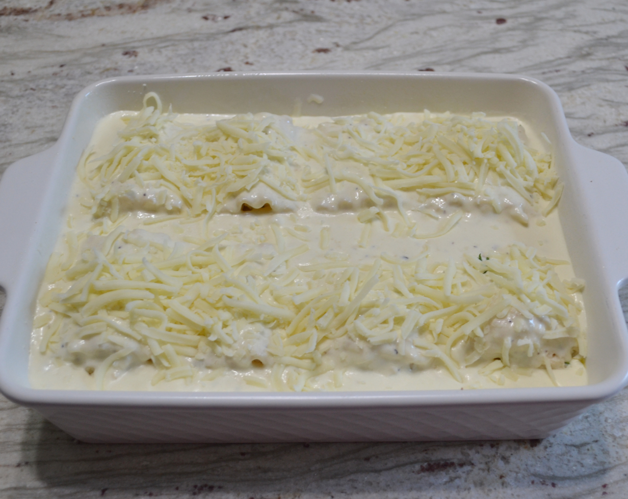 Chicken-Spinach Alfredo Roll-Ups is a comfort food meal you will want to make frequently. A mixture of ricotta, mozzarella and parmesan cheese, egg, baby spinach, and chopped rotisserie chicken are spread on a tender lasagna noodle and then rolled up. They are baked in a homemade alfredo sauce and covered with more cheese.